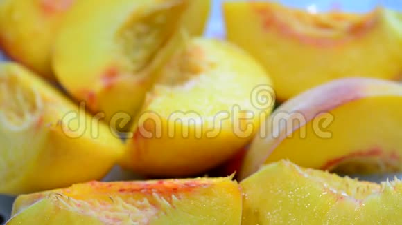 用一盘成熟的桃子切片改变焦点柔和的焦点视频的预览图