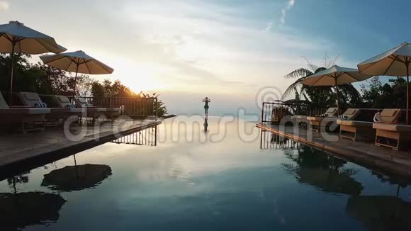 自由概念奢华的亚洲休闲度假胜地游泳池附近的日出会议视频的预览图