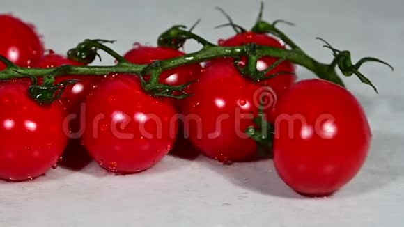樱桃番茄卷成一串新鲜的红西红柿视频的预览图