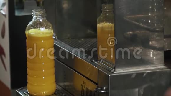 一位顾客正在超市里给自己做一瓶新鲜橙汁视频的预览图