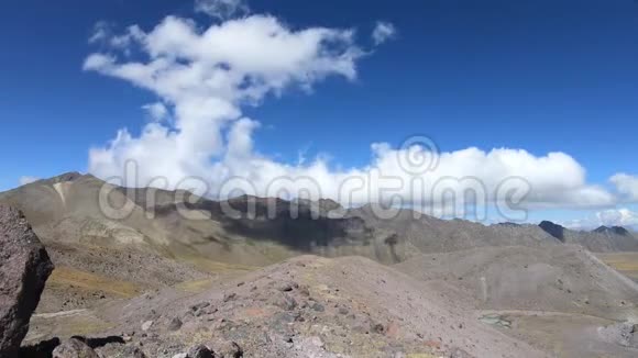 时间流逝的云流过蓝天上的雪山格鲁吉亚高加索山区视频的预览图