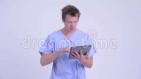 一个疯狂的年轻人用数码平板电脑让他心烦意乱视频的预览图