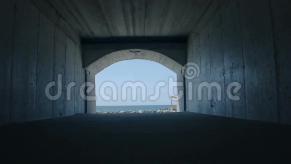 去海滩的隧道视频的预览图