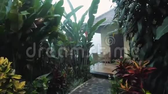 亚洲酒店大楼美丽的建筑和花园视频的预览图