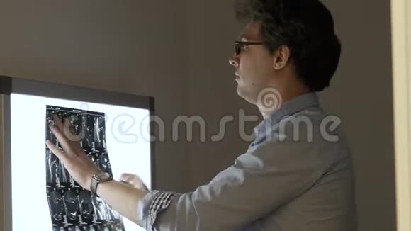 男性医生分析屏幕上的计算机断层扫描视频的预览图