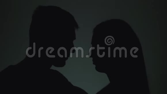 男女的剪影光线背景下男女的影子男人和女人用他们的脸互相触摸视频的预览图