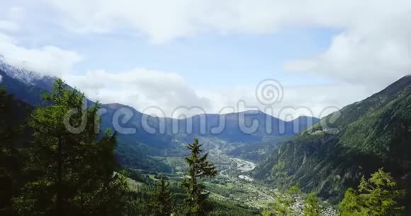 高山山雾状的风景夏莫尼克斯的雪峰法国北部和瑞士的乡村景色全景鸟瞰图视频的预览图
