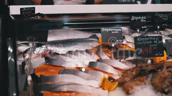 商店橱窗里出售带价格标签的冰鲜海鱼视频的预览图