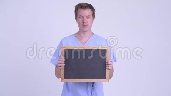 快乐青年病人举黑板画像视频的预览图