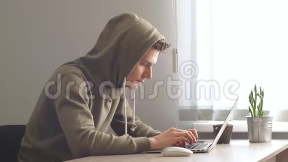 年轻男子在商业文件和检查文件在他的笔记本电脑视频的预览图