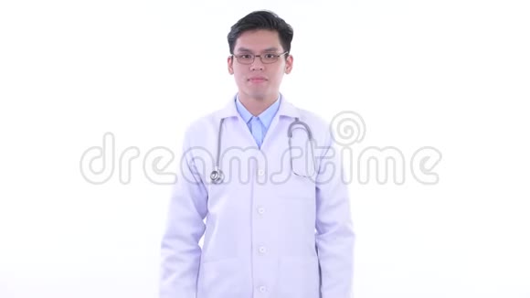 快乐的亚洲男医生竖起大拇指视频的预览图