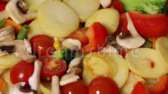 蔬菜和蘑菇混合在平底锅中煎视频的预览图
