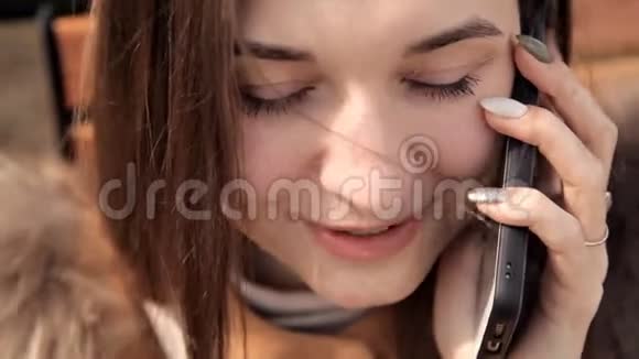 美女在打电话会说话的女人微笑的肖像软连接的概念一张脸视频的预览图