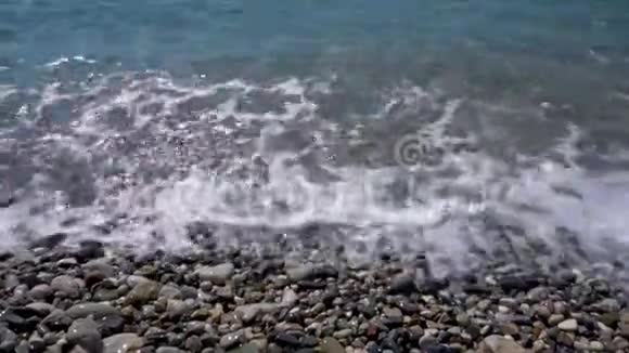 在石滩上拍摄海波特写视频的预览图