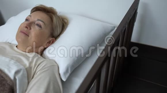 手术后卧床康复的老年女性视频的预览图