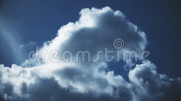 在戏剧性的云层中飞行时间流逝视频的预览图
