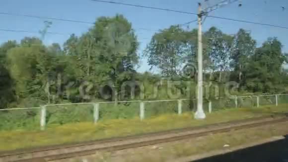 夏天高速列车驶过一个城市的郊区视频的预览图