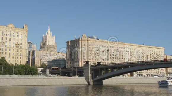 老式建筑和一艘白船在河上俄罗斯莫斯科视频的预览图