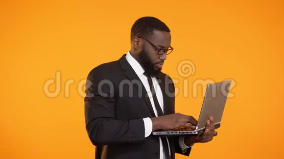 忙碌的非洲裔美国男性西装革履在笔记本电脑上工作职业发展商业视频的预览图
