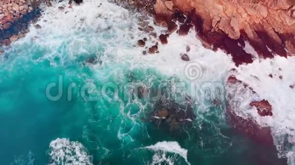 海浪拍打着悬崖史诗般的海洋景观视频的预览图
