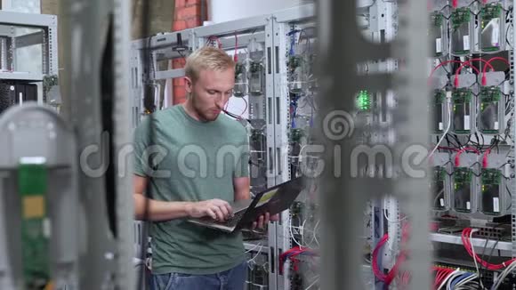 人在服务器机房工作视频的预览图
