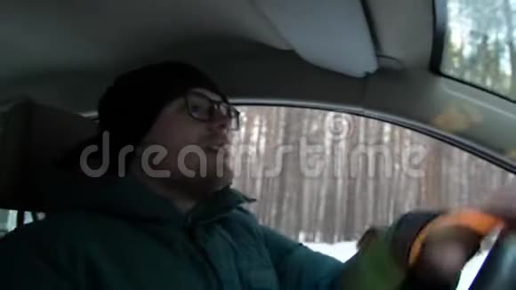 冬天男人开车男子手在汽车上扭轮视频的预览图