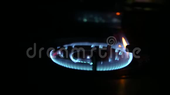 燃烧炉燃气正在开启安装蓝色火焰燃气炉视频4K视频的预览图
