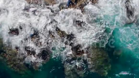 巨浪拍打海滩上的岩石视频的预览图