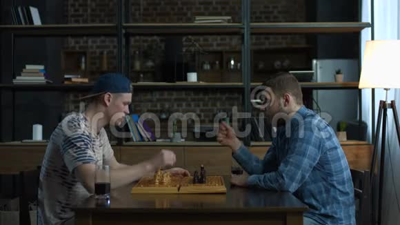 两个聪明的年轻人在家下棋视频的预览图