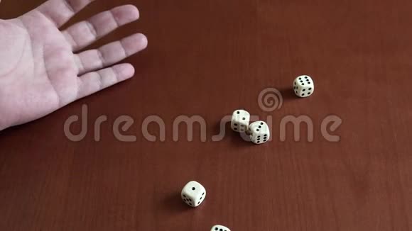 木制桌子上的魔术骰子游戏视频的预览图