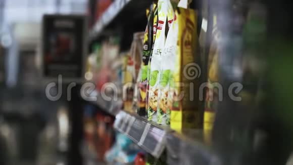 超市货架上有梅奥和其他商品视频的预览图