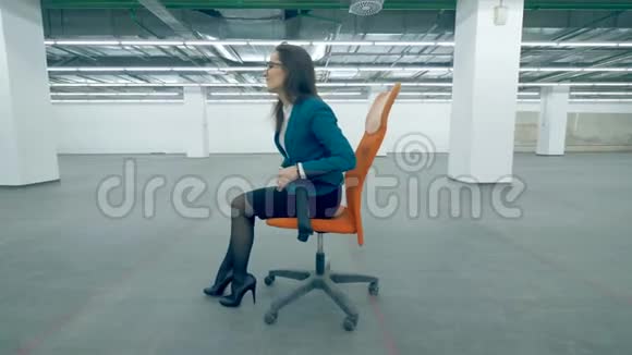 女商人坐在椅子上在办公室里玩得很开心视频的预览图