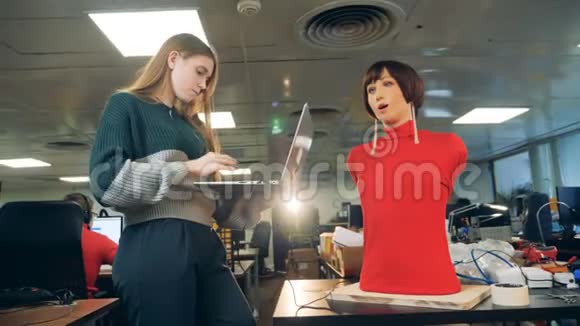 女工程师类型的笔记本电脑与机器人工作关闭视频的预览图