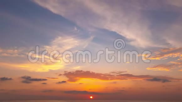 美丽的大自然和云彩在天空中穿越夕阳的黄昏时间视频的预览图