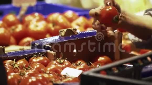 超市员工正在整理西红柿关门视频的预览图