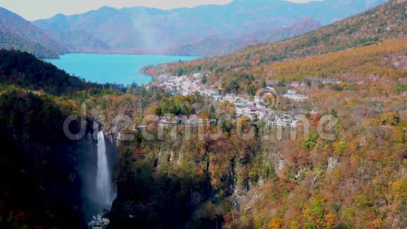 著名的克贡瀑布和秋天五彩缤纷的树叶的景色视频的预览图