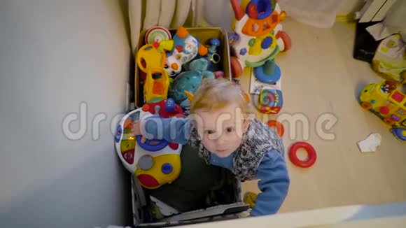 有情感和感情的小男孩的肖像小男孩看着摄像机顶部视图视频的预览图