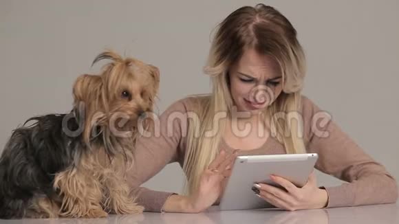 有狗的女人承受压力视频的预览图
