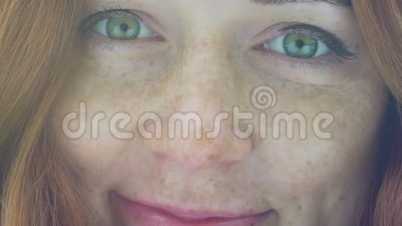 微笑着美丽的雀斑女人的脸红头发的女人绿眼睛的特写视频的预览图
