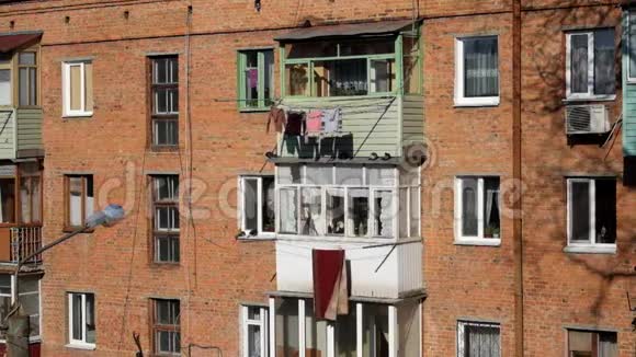 苏联旧砖公寓楼的窗户和阳台1961年赫鲁舍夫项目视频的预览图