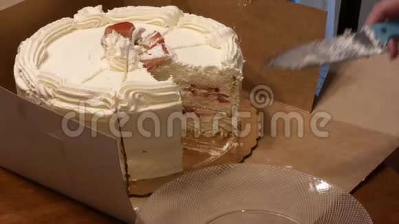 盒装的圆形蛋糕上覆盖着鲜奶油视频的预览图