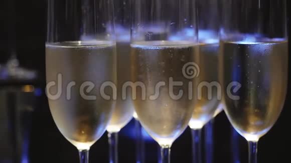 香槟杯里的泡泡视频的预览图