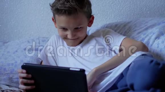 青少年男孩流现场视频通过平板电脑打电话回家视频的预览图