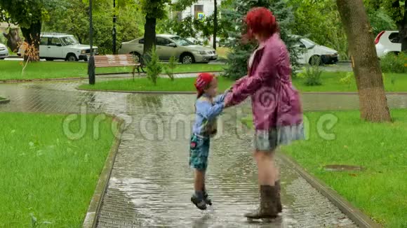 一个女孩和一个男孩在水坑里跳视频的预览图