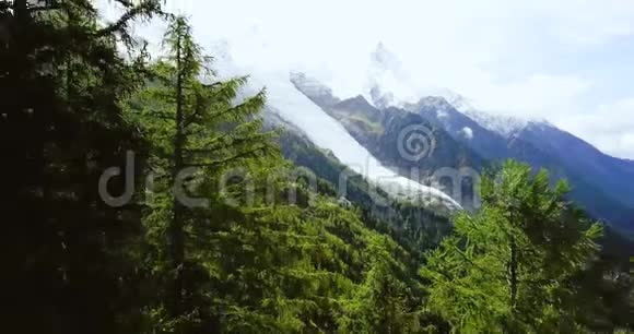 高山山雾状的风景夏莫尼克斯的雪峰法国北部和瑞士的乡村景色全景鸟瞰图视频的预览图