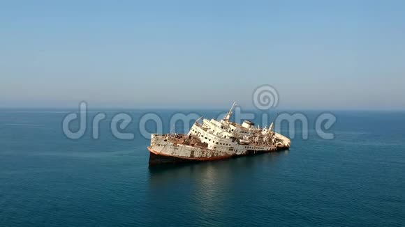 一艘白色客船在沙特阿拉伯海岸附近的红海珊瑚礁上失事视频的预览图