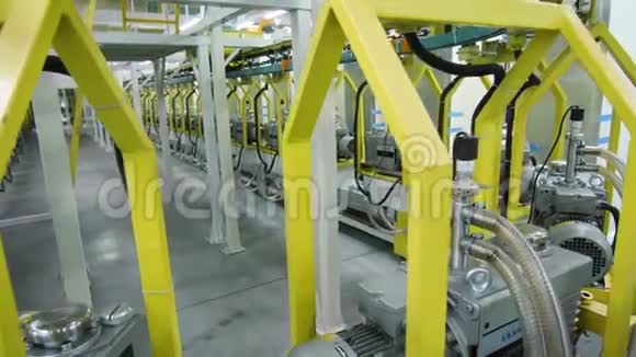 生产线运输冰箱的发动机视频的预览图