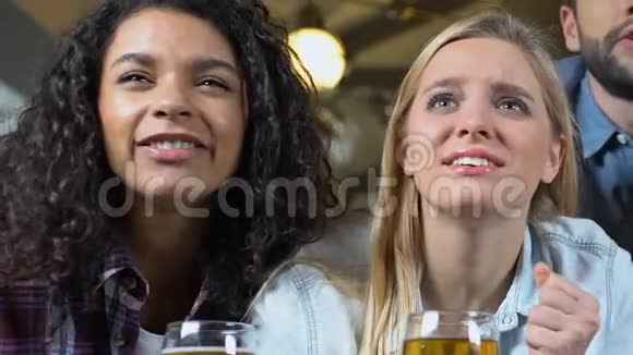 一群人庆祝最喜爱的运动队胜利在酒吧喝啤酒视频的预览图