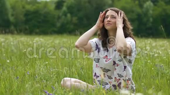 草地上的女性夏天仰望天空户外快乐的女性视频的预览图