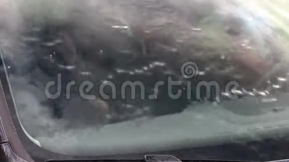汽车玻璃纳米技术湿窗后快速干燥从侧面视频的预览图
